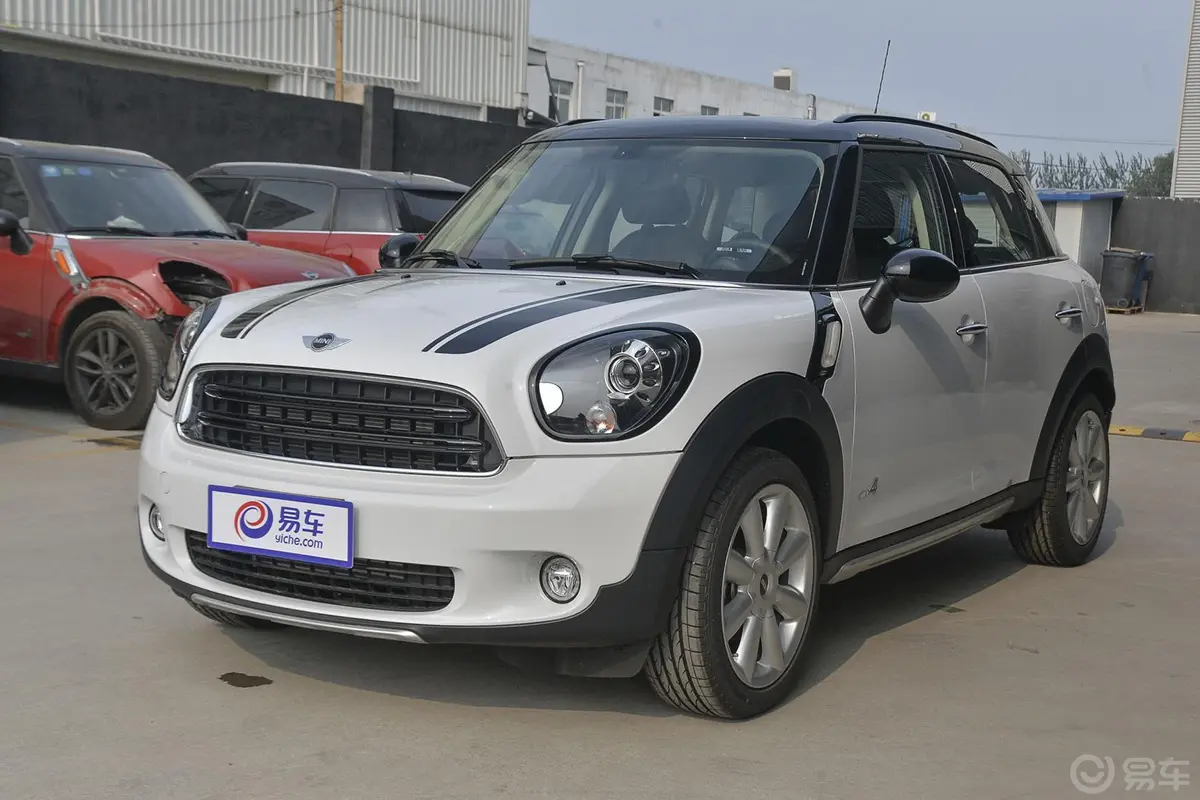 MINI COUNTRYMAN1.6T COOPER All 4 Excitement 装备控侧前45度车头向左水平