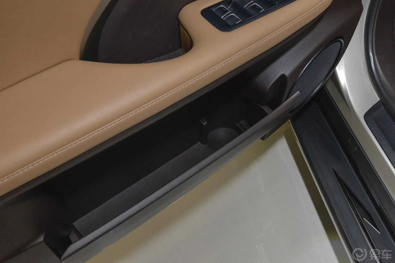 雷克萨斯RX300 四驱 典雅版 国V驾驶员门储物盒