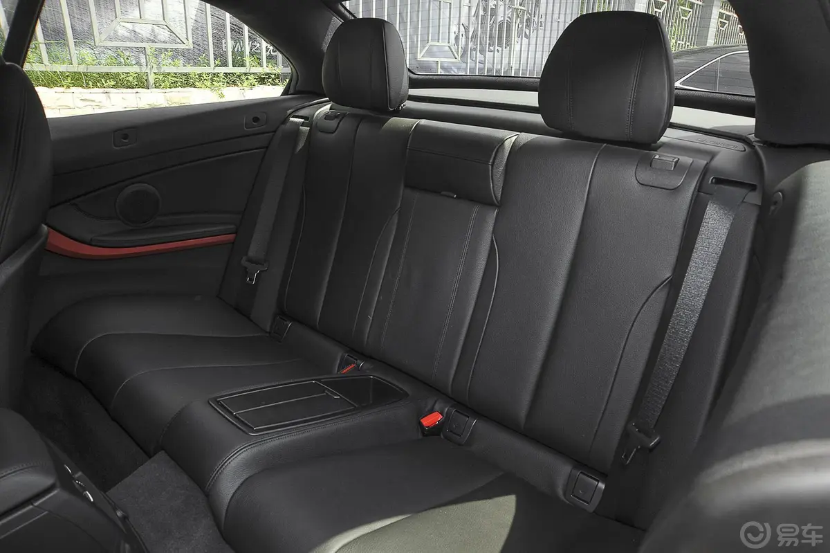 宝马4系敞篷轿跑车 428i xDrive 设计套装型后排座椅