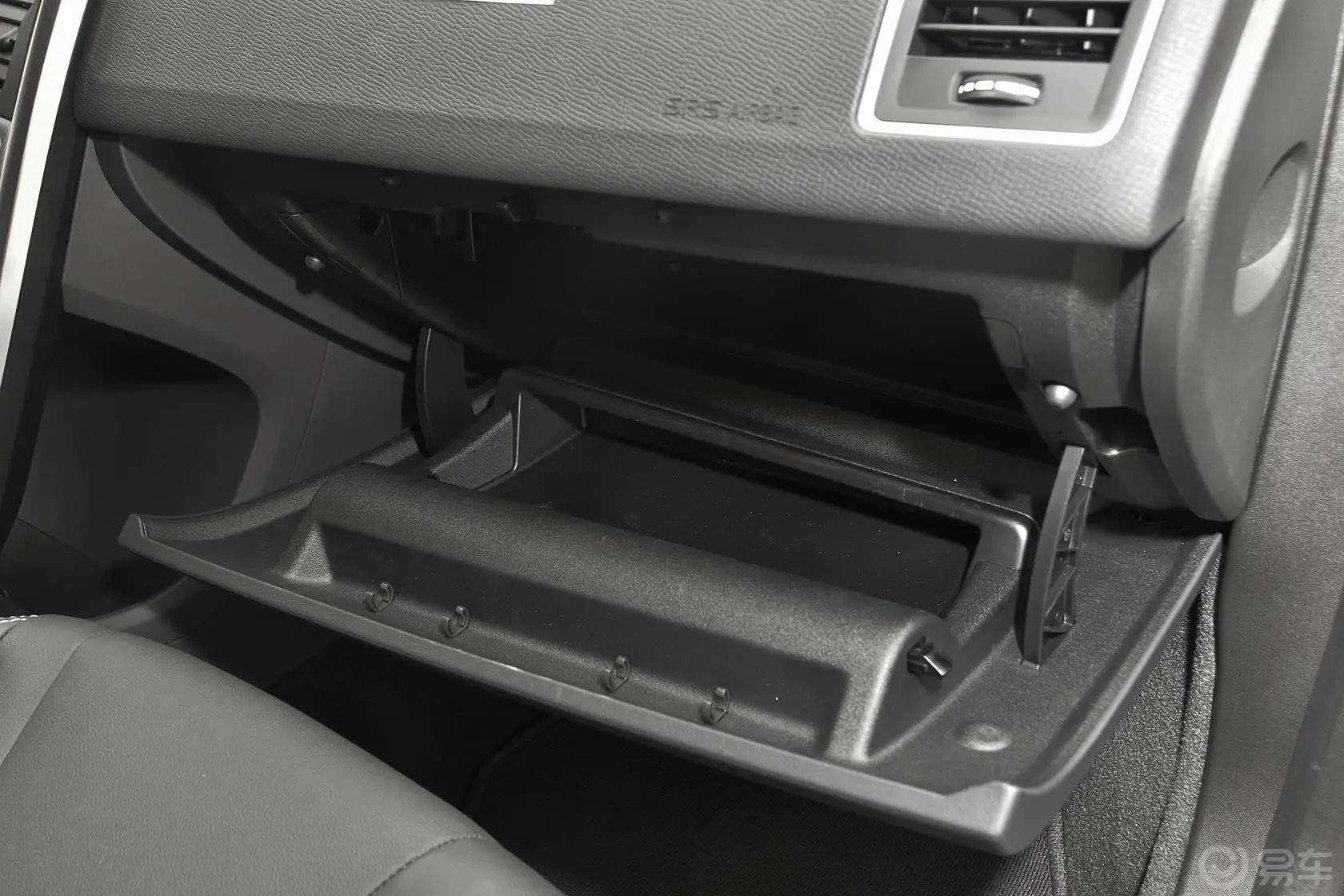 沃尔沃XC60T5 AWD 智驭版手套箱