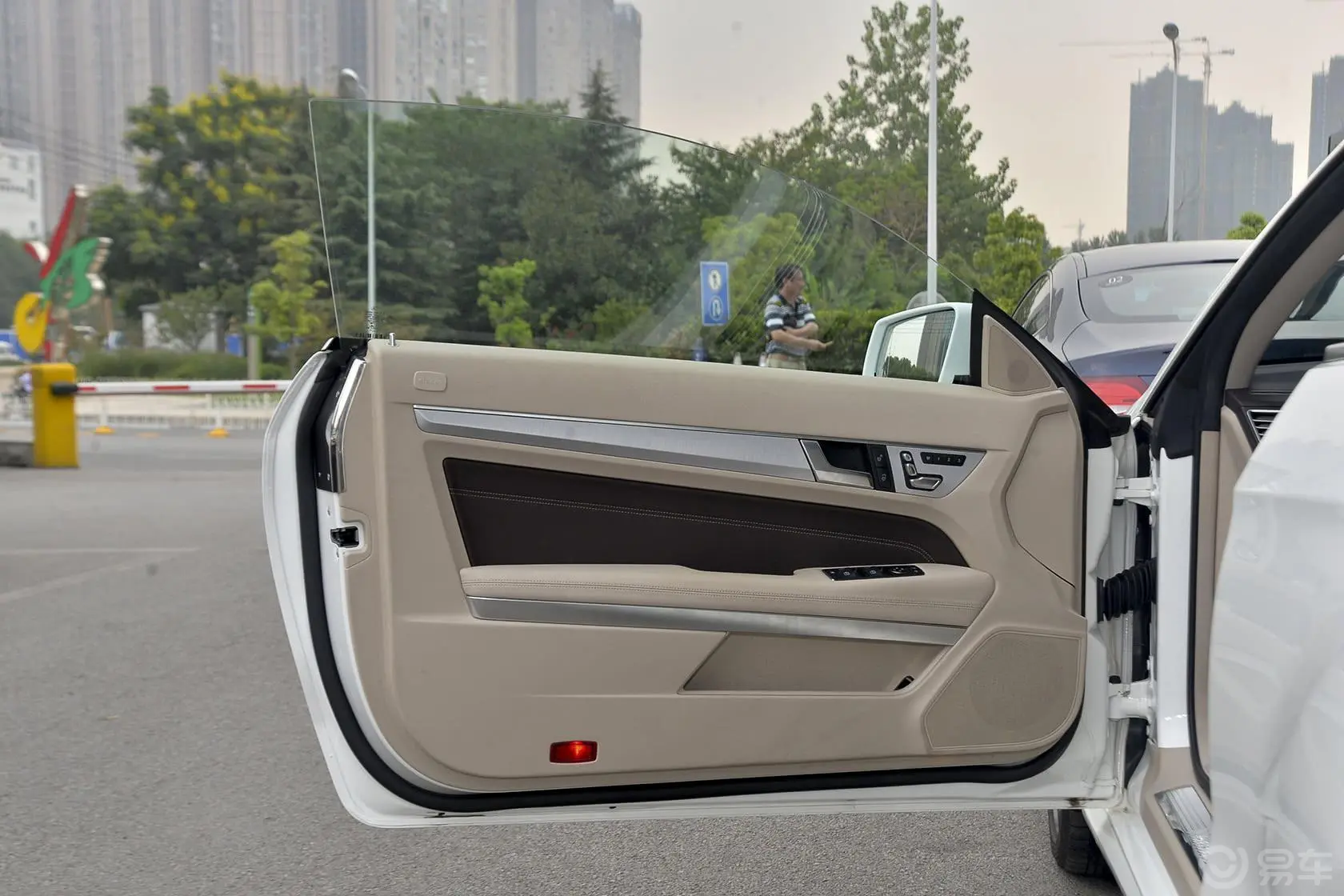 奔驰E级(进口)E260 Coupe 敞篷版驾驶员侧车门内门板