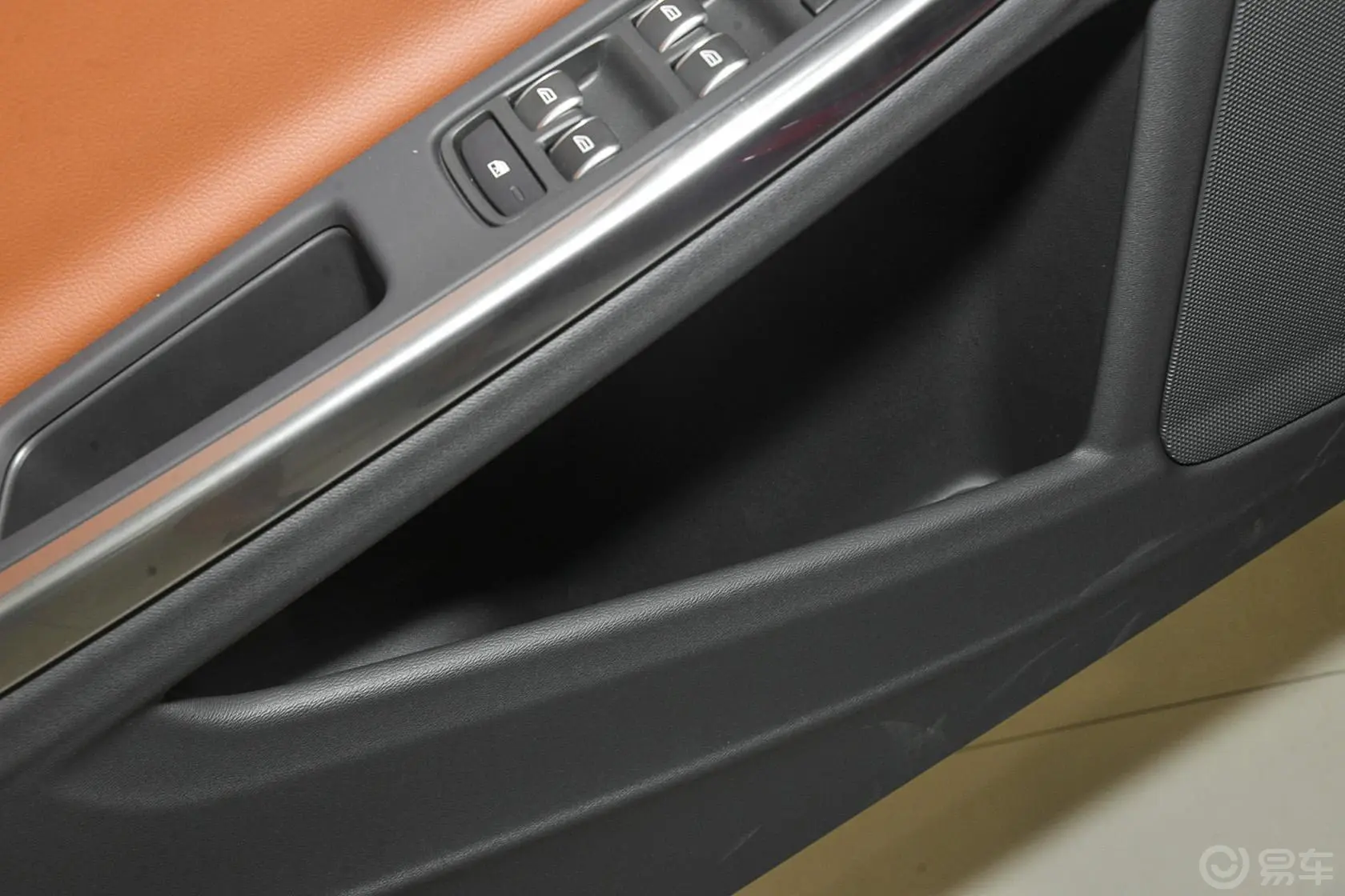 沃尔沃S60T3 智进版驾驶员门储物盒