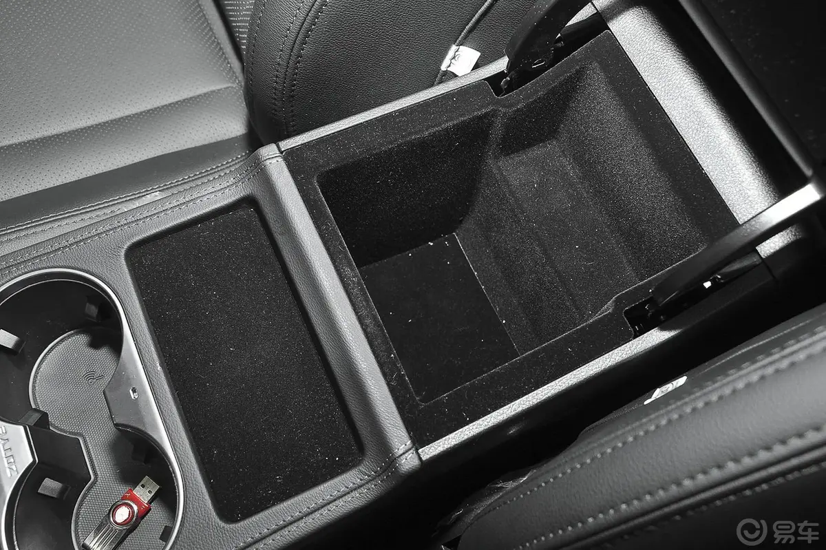 众泰T600家用版 2.0T 手动 尊贵版前排中央扶手箱空间