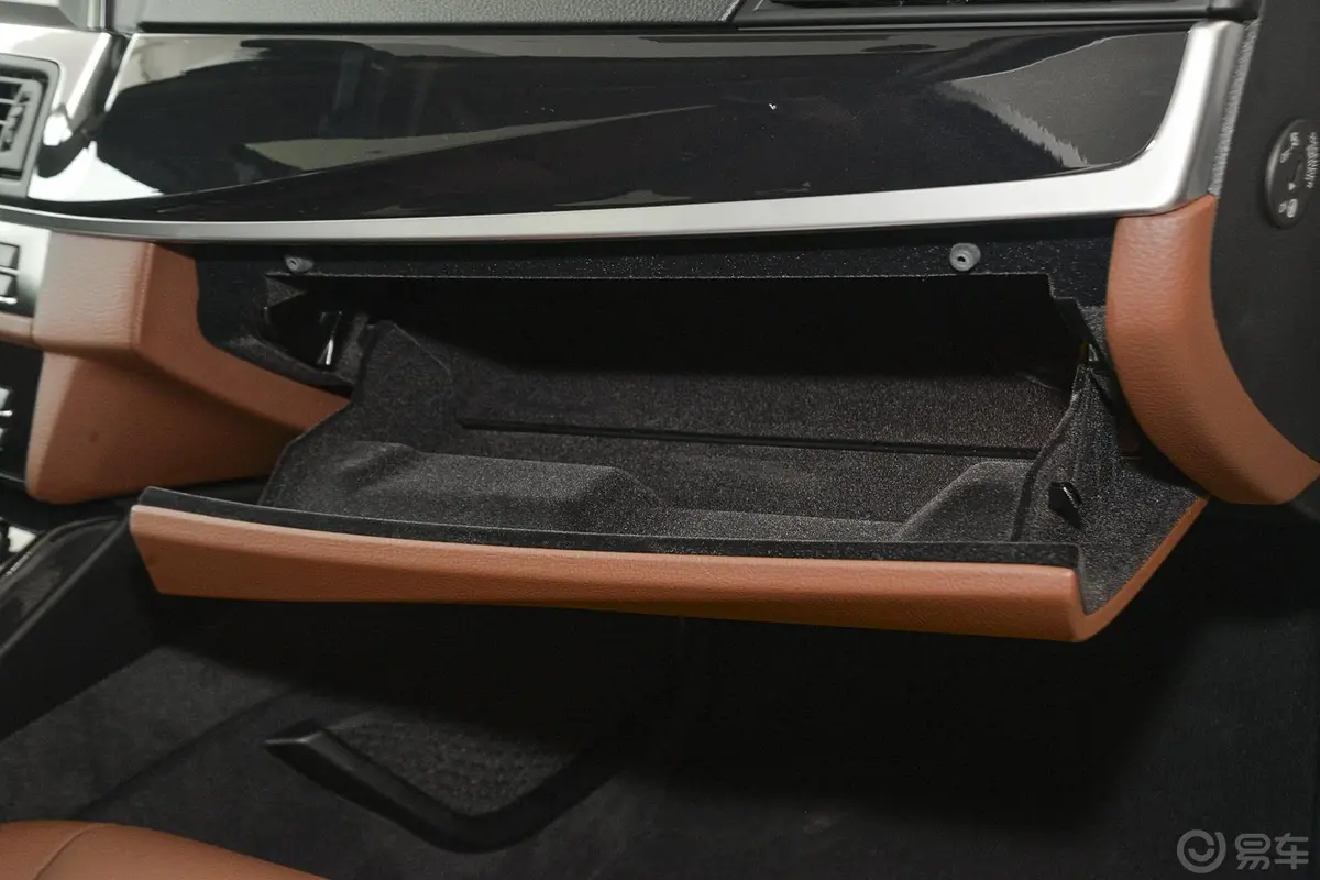 宝马5系(进口)520i 旅行轿车手套箱