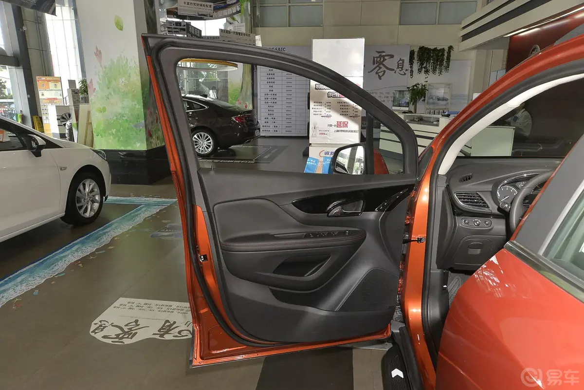 昂科拉18T 自动 两驱 都市精英型驾驶员侧车门内门板