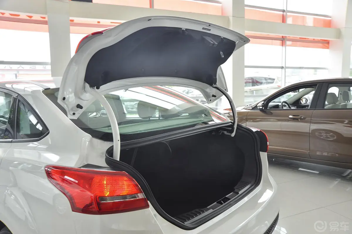 福克斯三厢 1.6L 自动舒适型行李厢开口范围