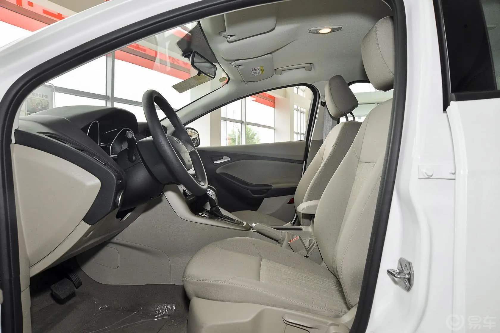 福克斯三厢 1.6L 自动舒适型前排空间