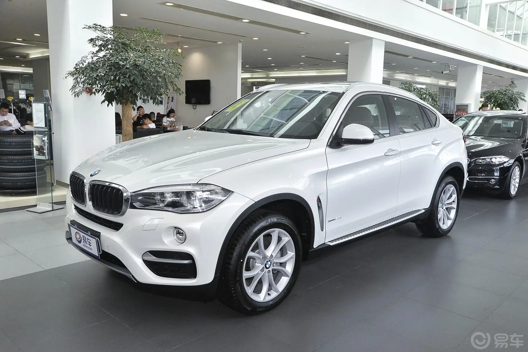 宝马X6xDrive28i侧前45度车头向左水平