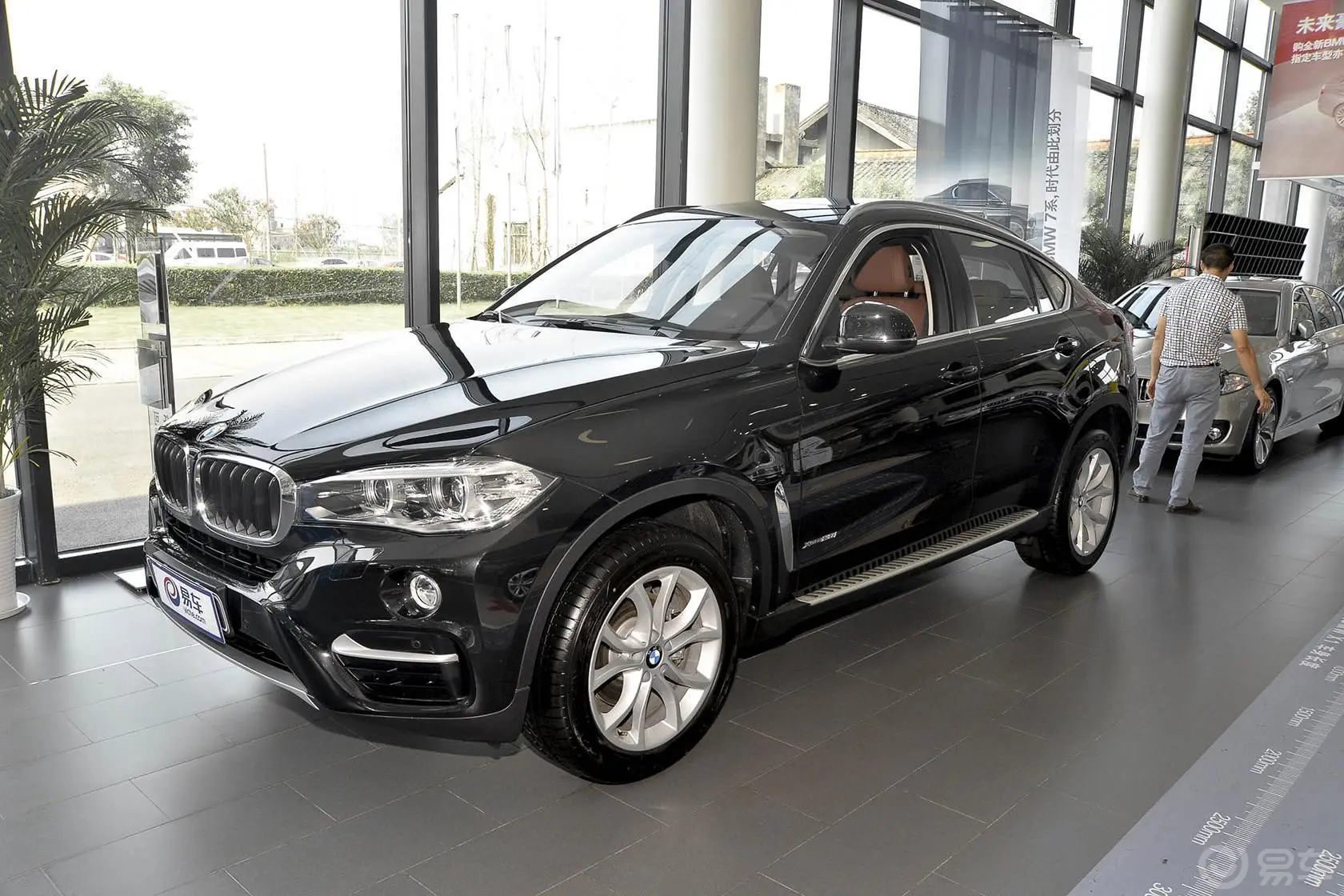 宝马X6xDrive28i侧前45度车头向左水平