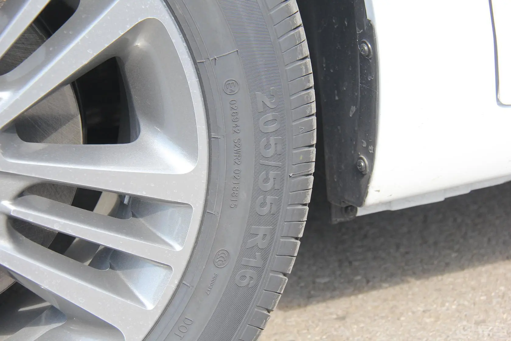 艾瑞泽7e1.6L CVT e致享版轮胎规格