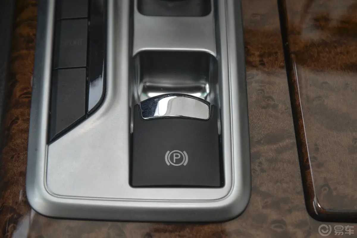 Quattroporte3.8T 标准型驻车制动（手刹，电子，脚刹）