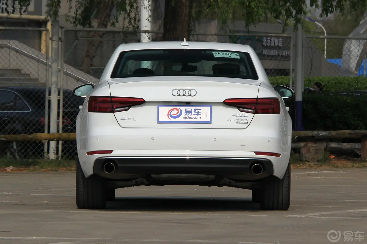 奥迪A4L45 TFSI quattro 风尚型正后水平