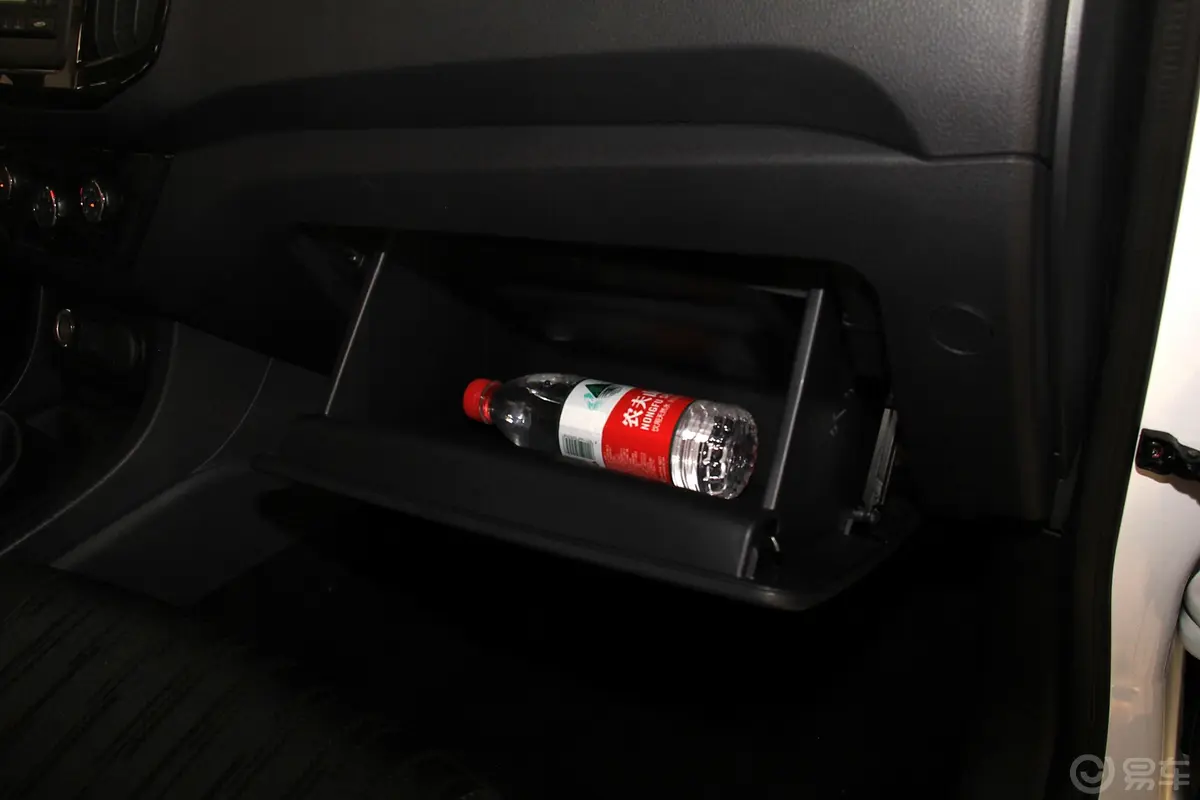瑞迈2.0T 手动 两驱 豪华版 汽油手套箱空间水瓶横置