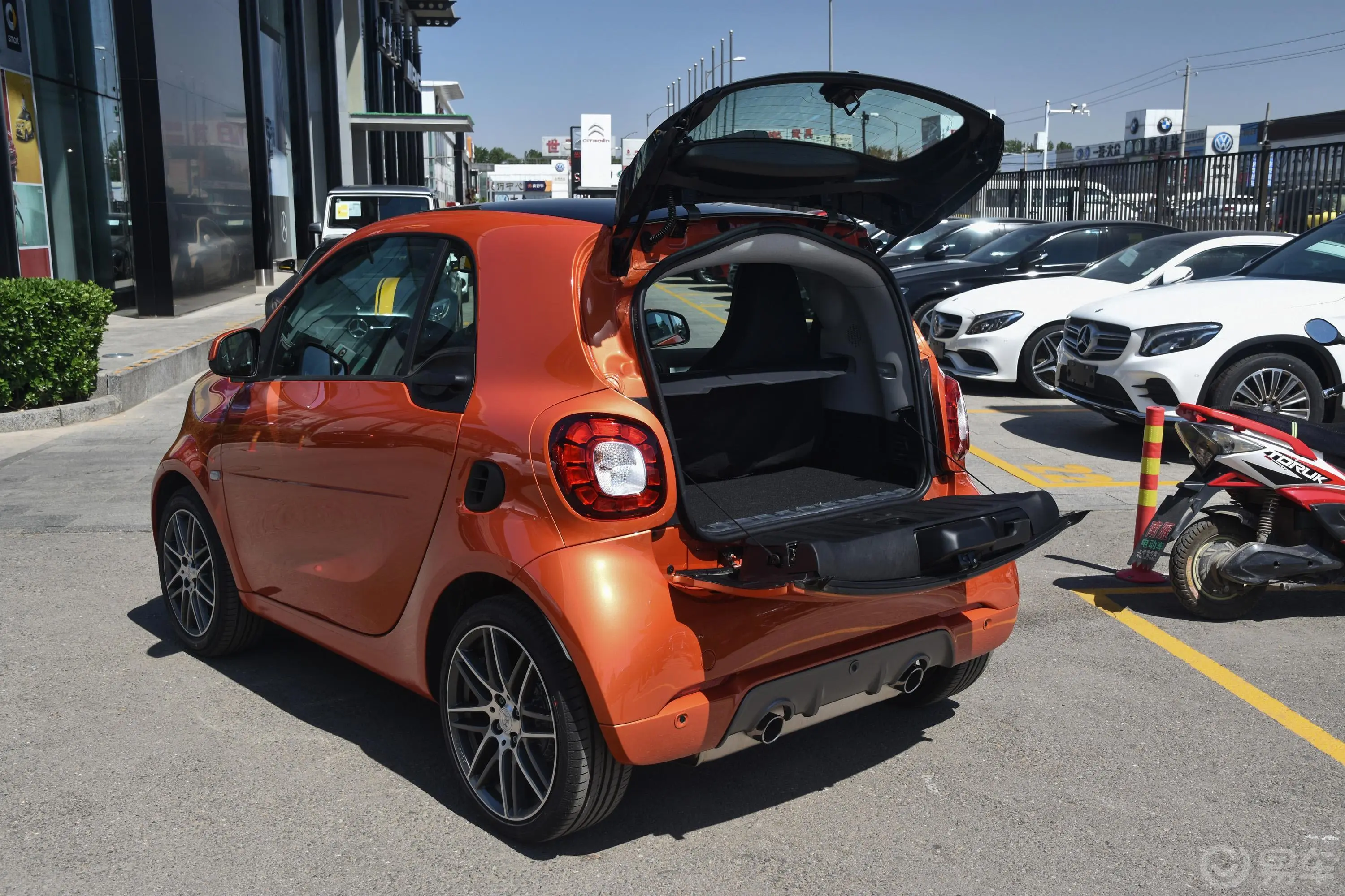 smart fortwo0.9T BRABUS Xclusive后备厢开启45度侧拍