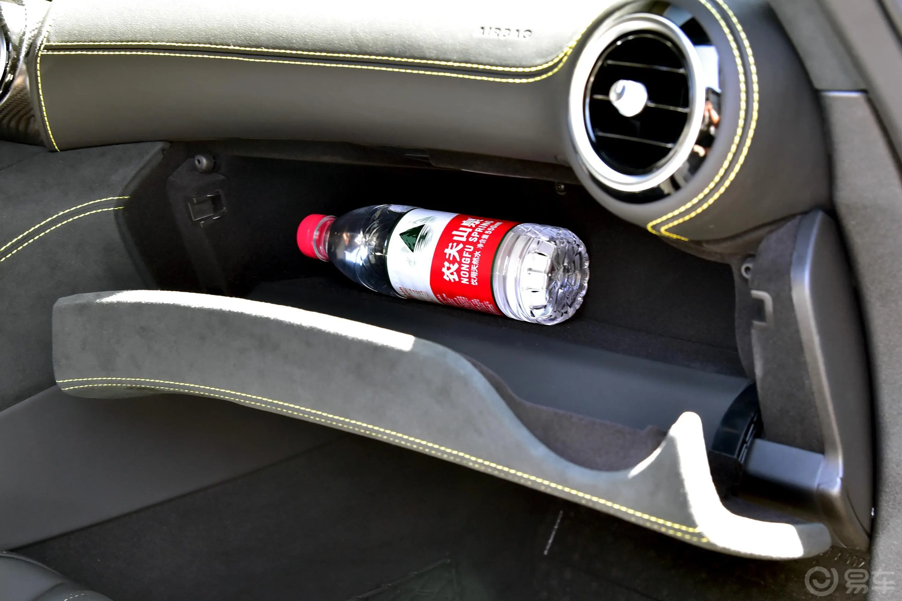 奔驰GT AMGAMG GT S 限量特别版手套箱空间水瓶横置