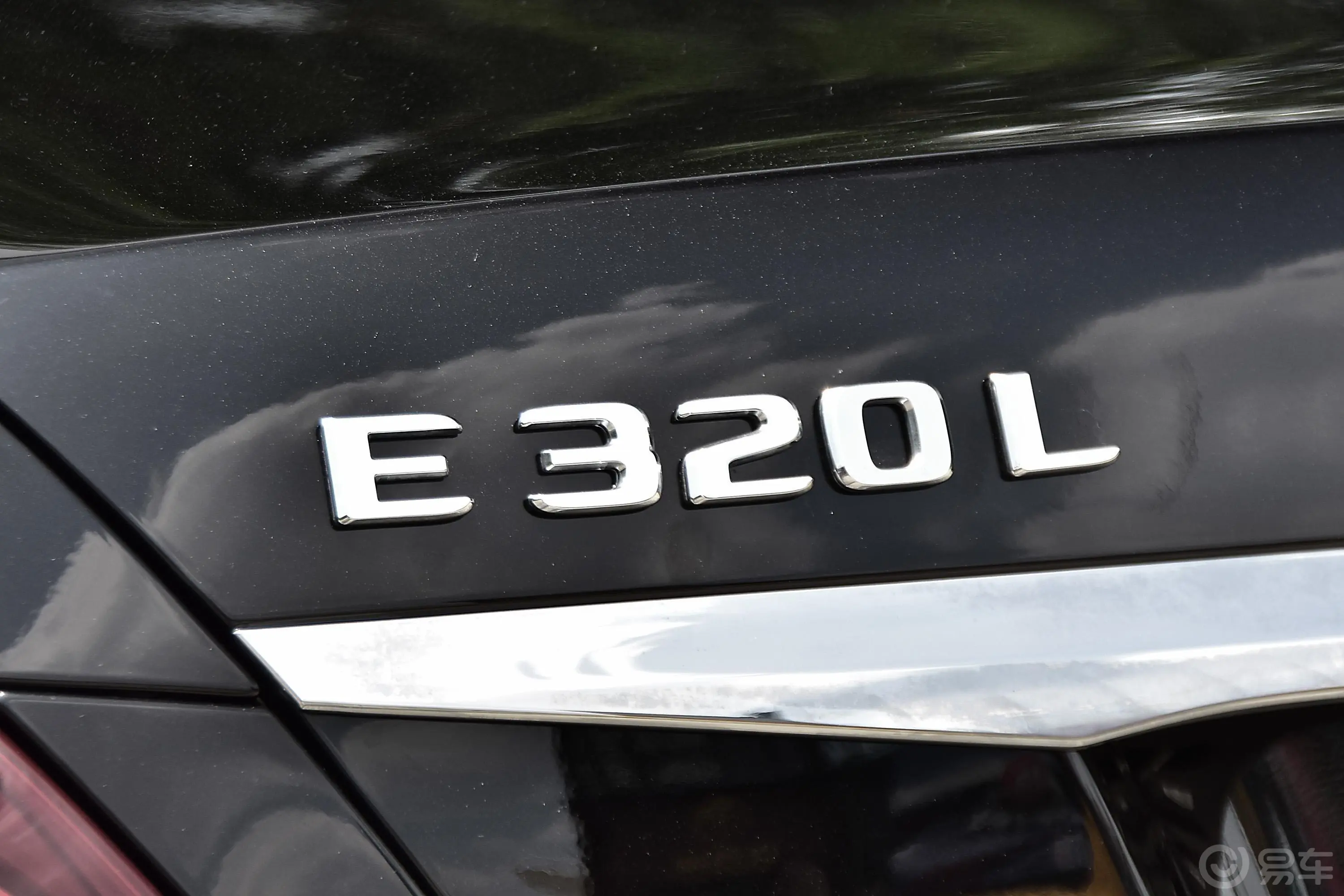奔驰E级E 320 L 4MATIC  运动轿车外观