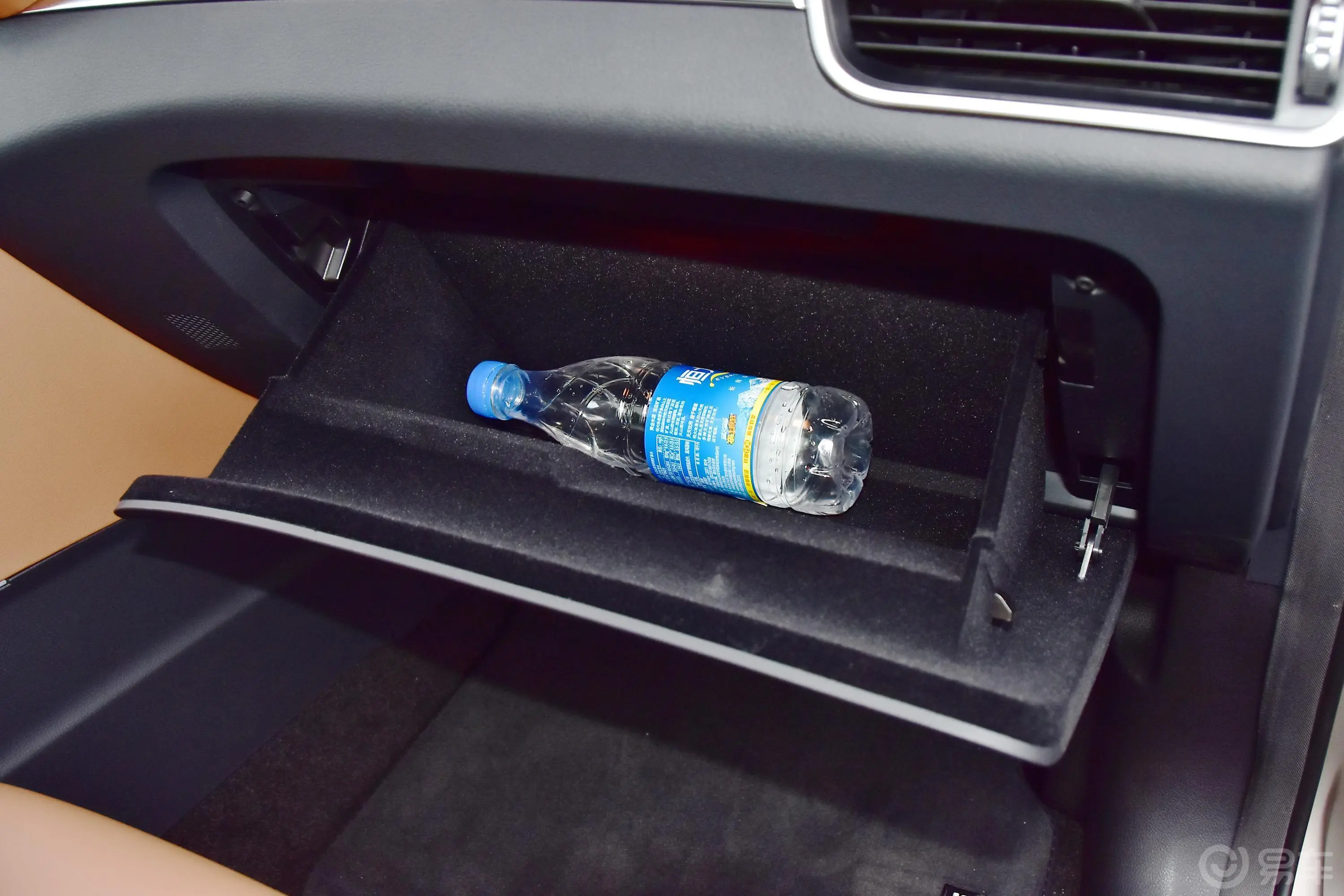 众泰T600 Coupe1.5T 手动 尊享版手套箱空间水瓶横置