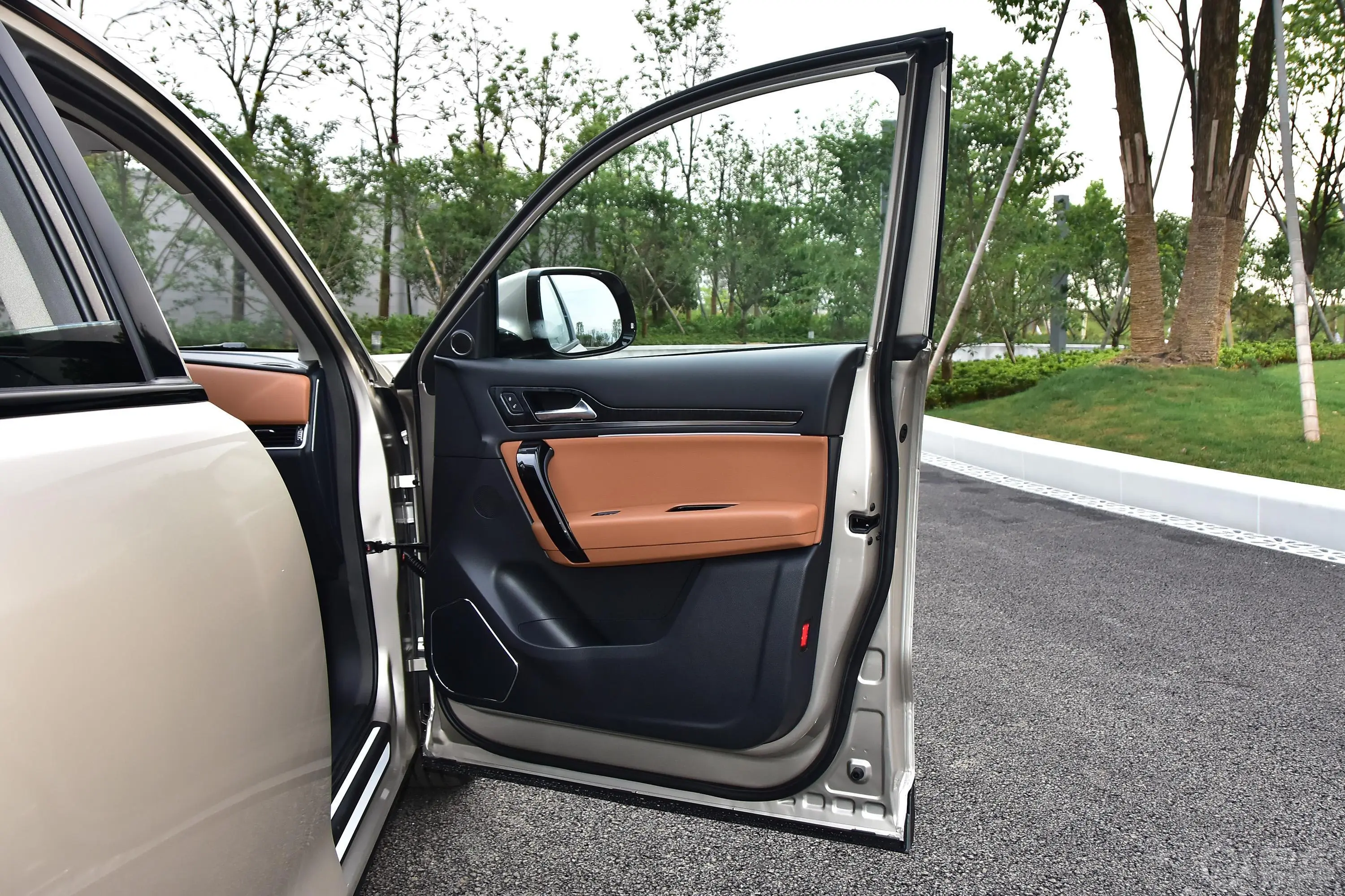 众泰T600 Coupe1.5T 手动 尊享版副驾驶员车门