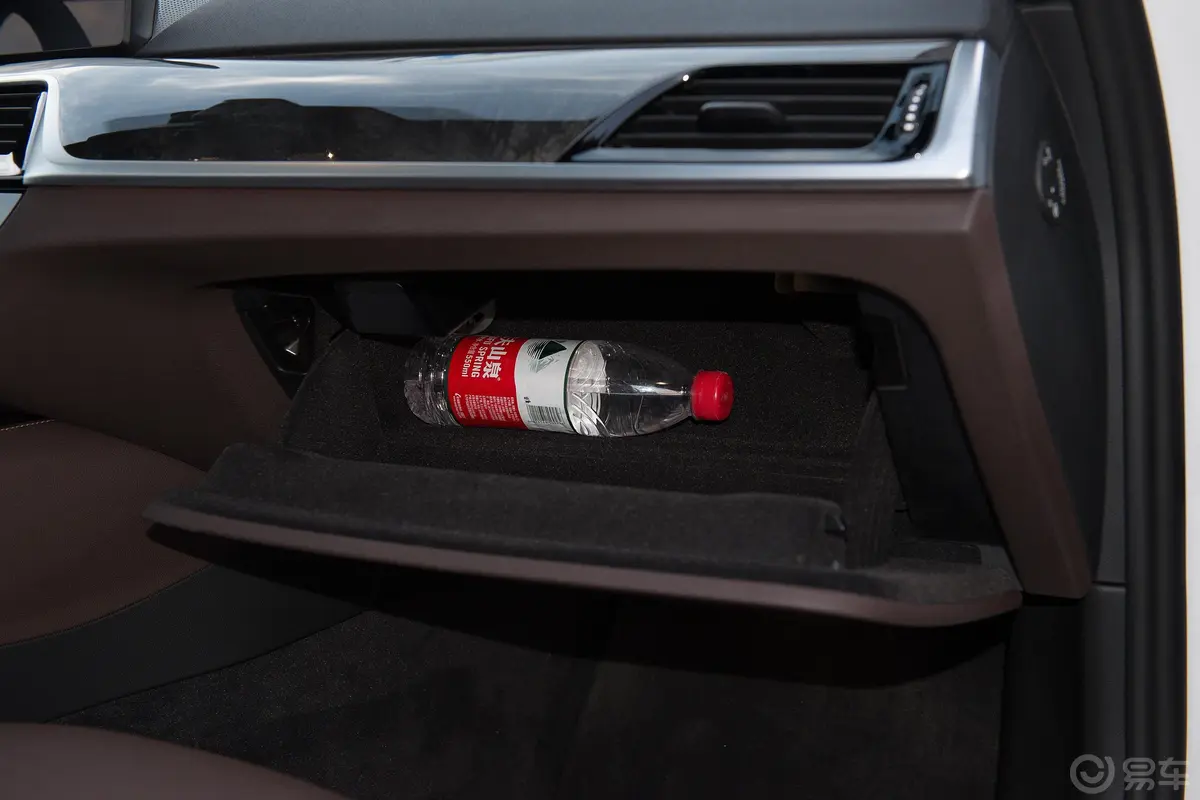 宝马5系530Li xDrive M运动套装手套箱空间水瓶横置