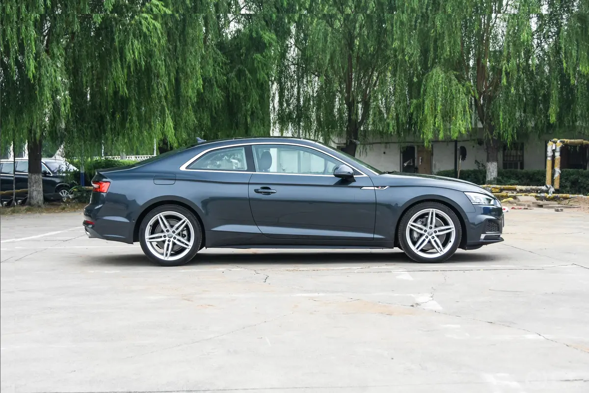 奥迪A5Coupe 45 TFSI quattro 运动版正侧车头向右水平