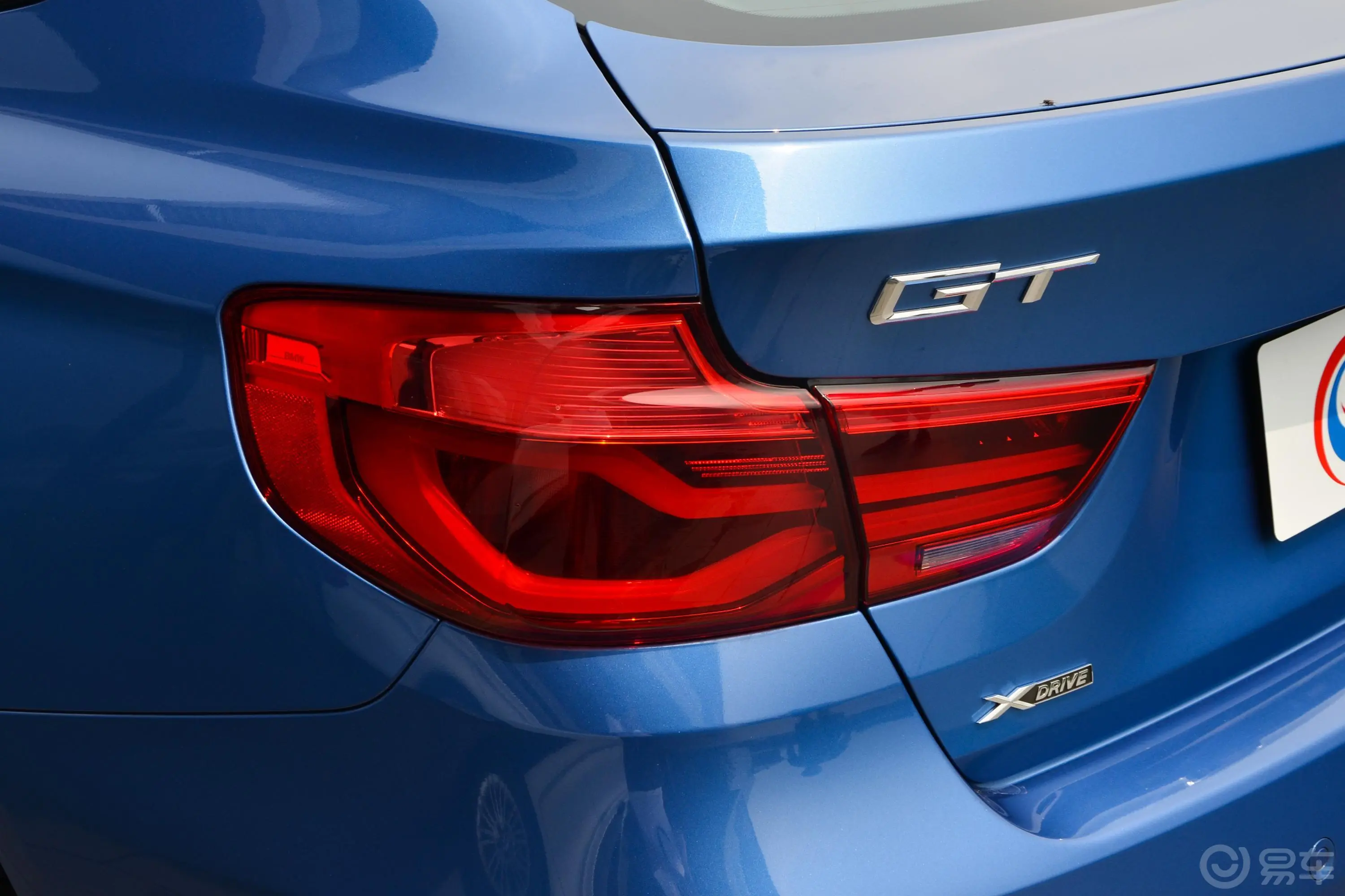 宝马3系GT330i xDrive M运动版尾灯侧45度俯拍
