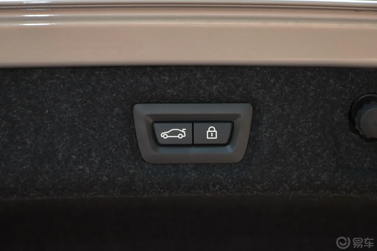 宝马5系530Li 尊享版 豪华套装电动尾门按键（手动扶手）