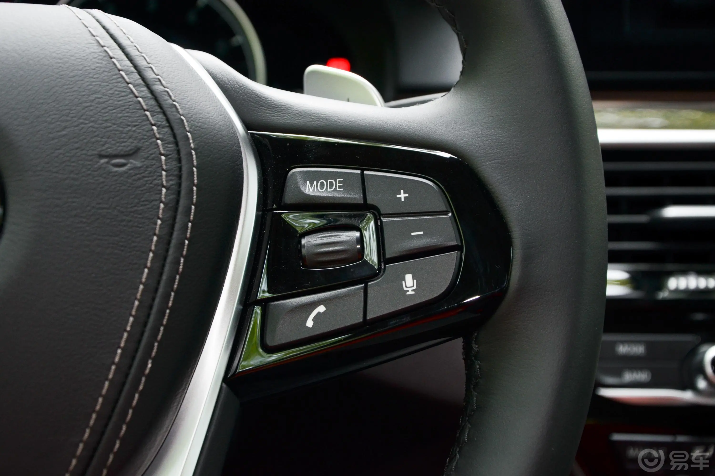 宝马5系530Li 尊享版 豪华套装右侧方向盘功能按键
