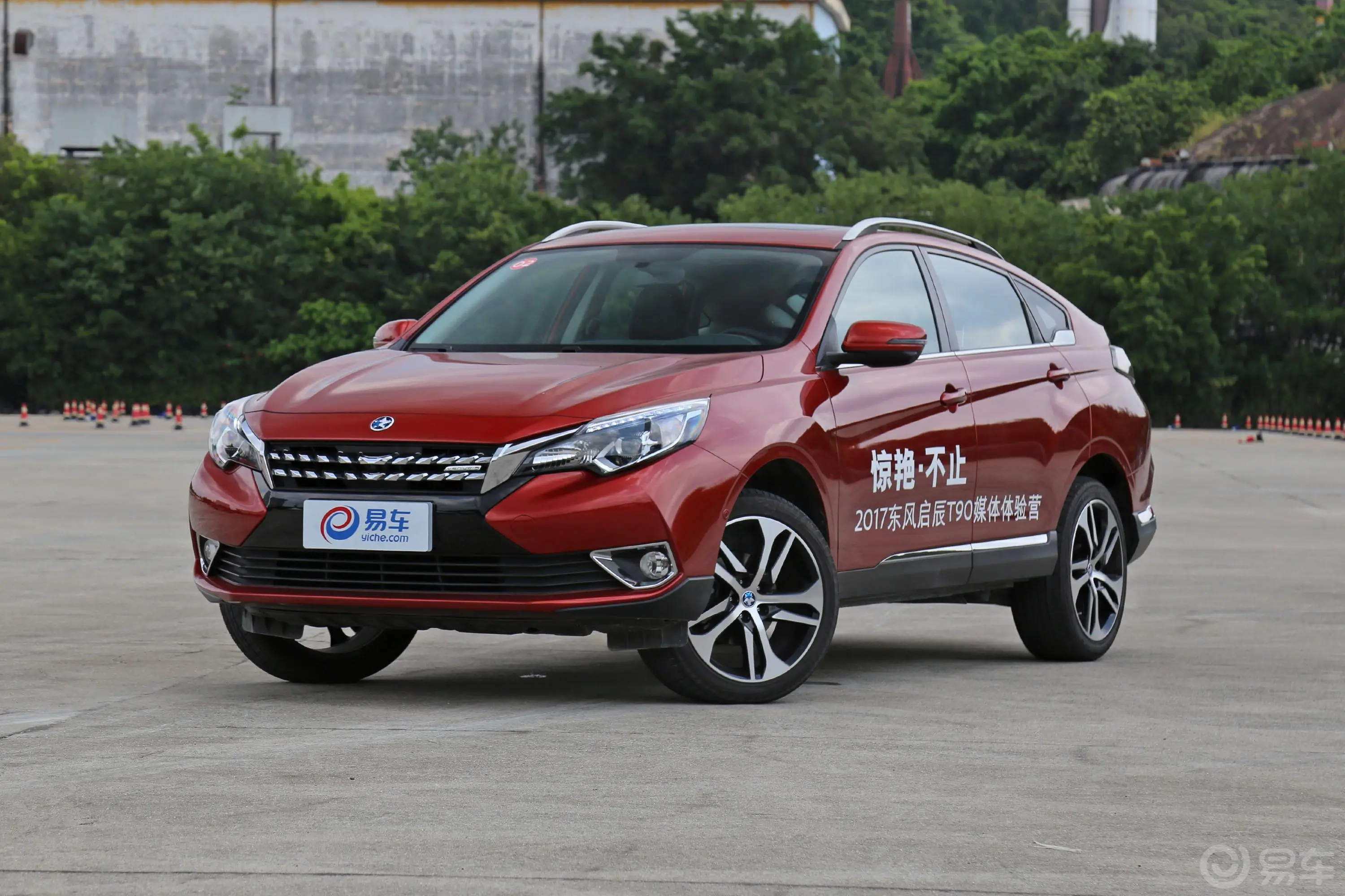 启辰T902.0L CVT 领尚版侧前45度车头向左水平