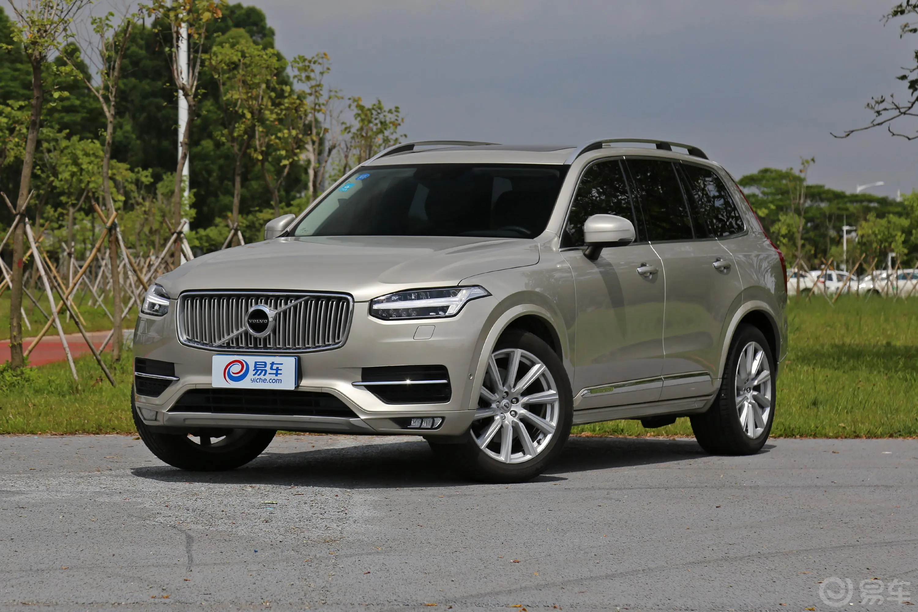 沃尔沃XC90T6 智雅版 5座侧前45度车头向左水平