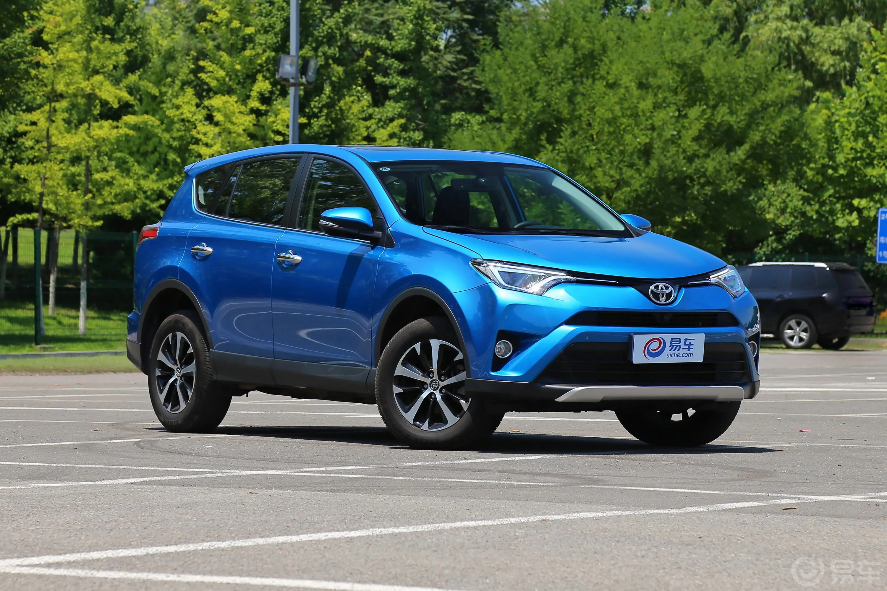 RAV4荣放2.0L CVT 四驱 新锐版 国V外观