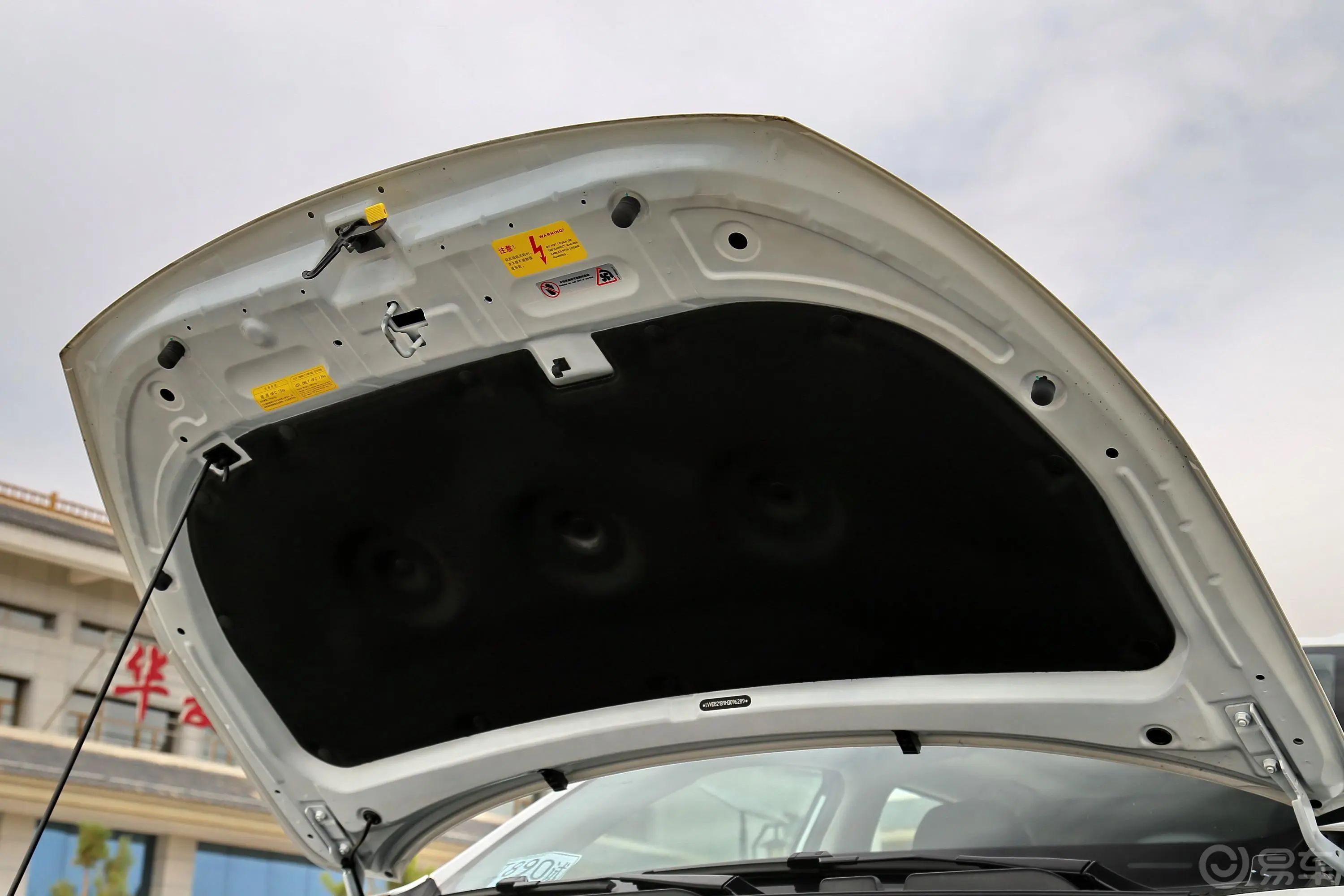 瑞虎7SPORT 1.5T 双离合 尊贵版发动机舱盖内侧