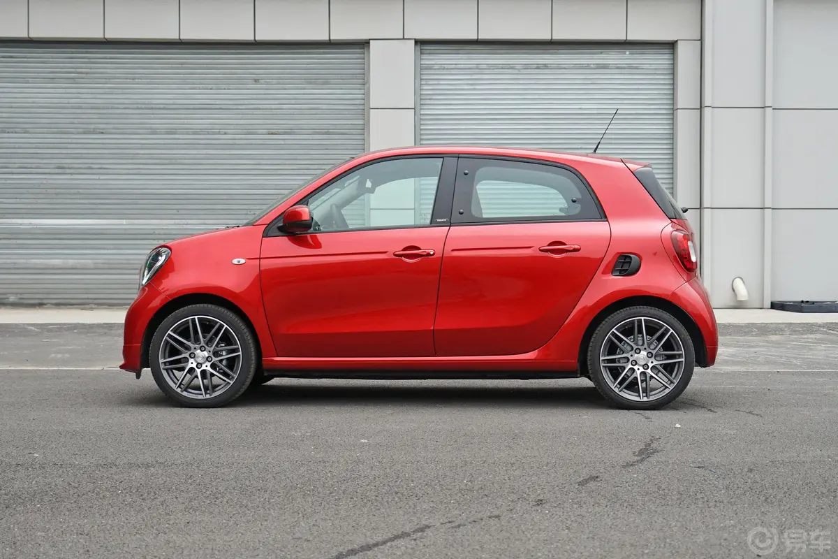 smart forfour0.9T BRABUS Xclusive正侧车头向左水平