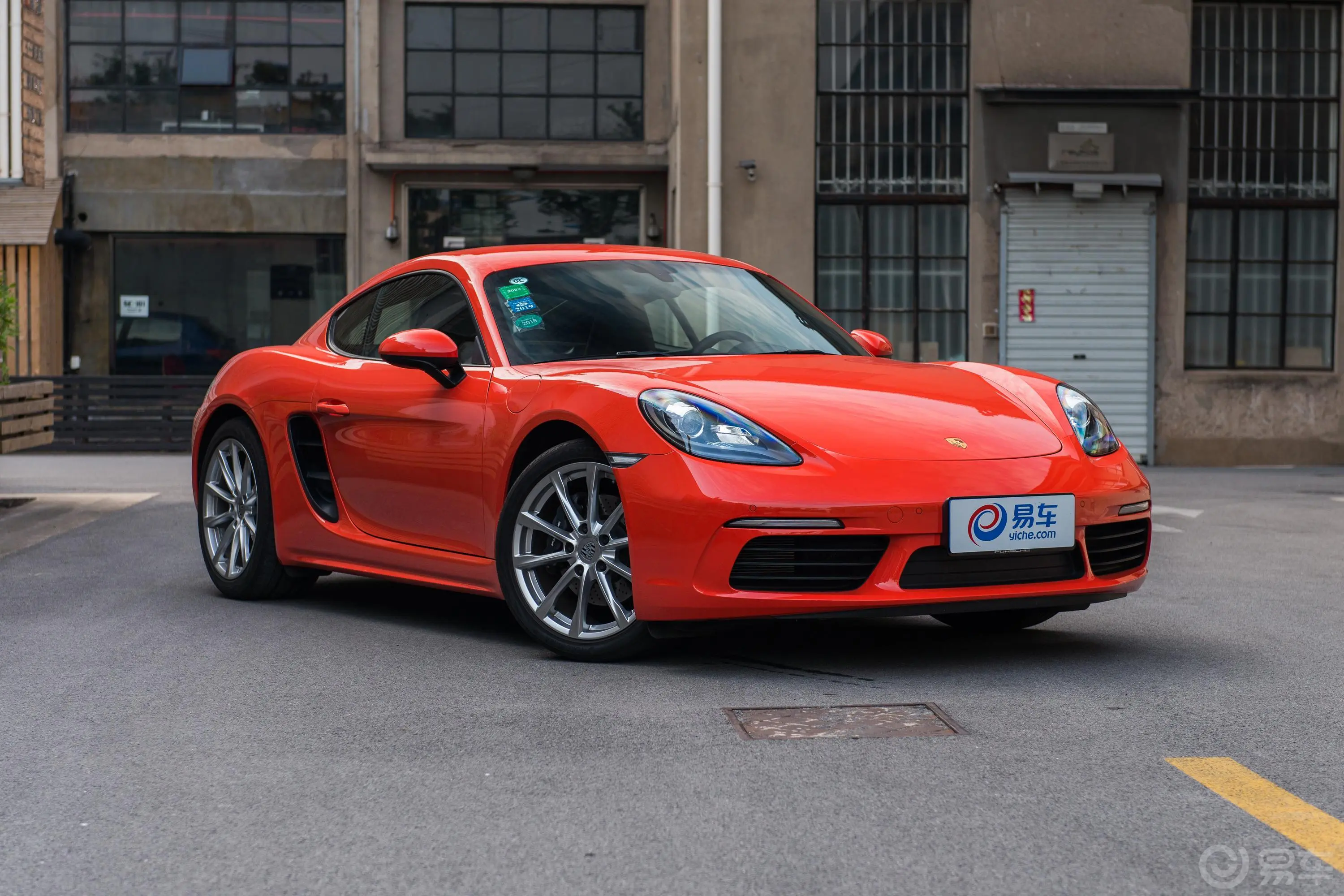 保时捷718Cayman 2.0T侧前45度车头向右水平