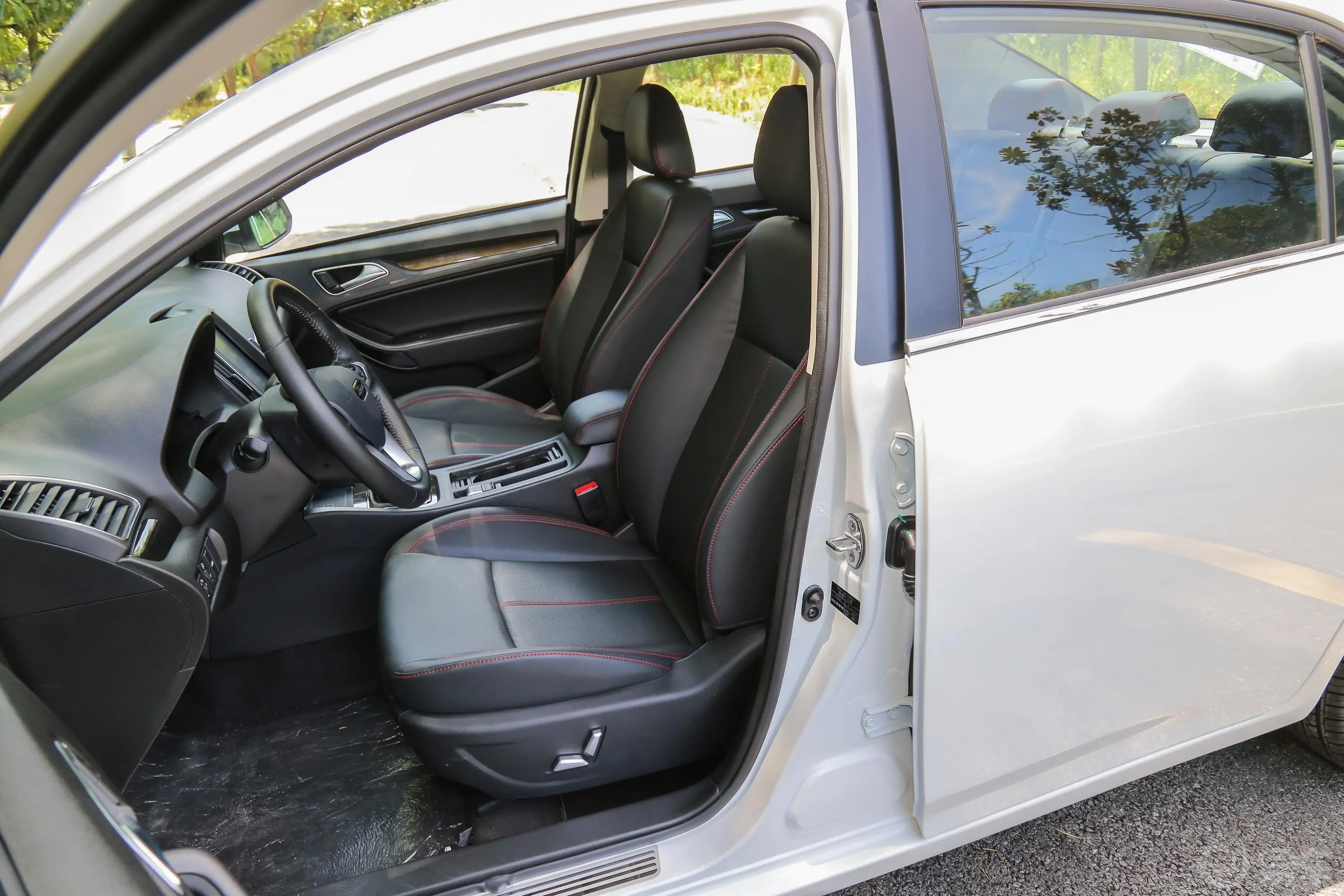 众泰Z3601.5L 手动 尊贵版驾驶员座椅