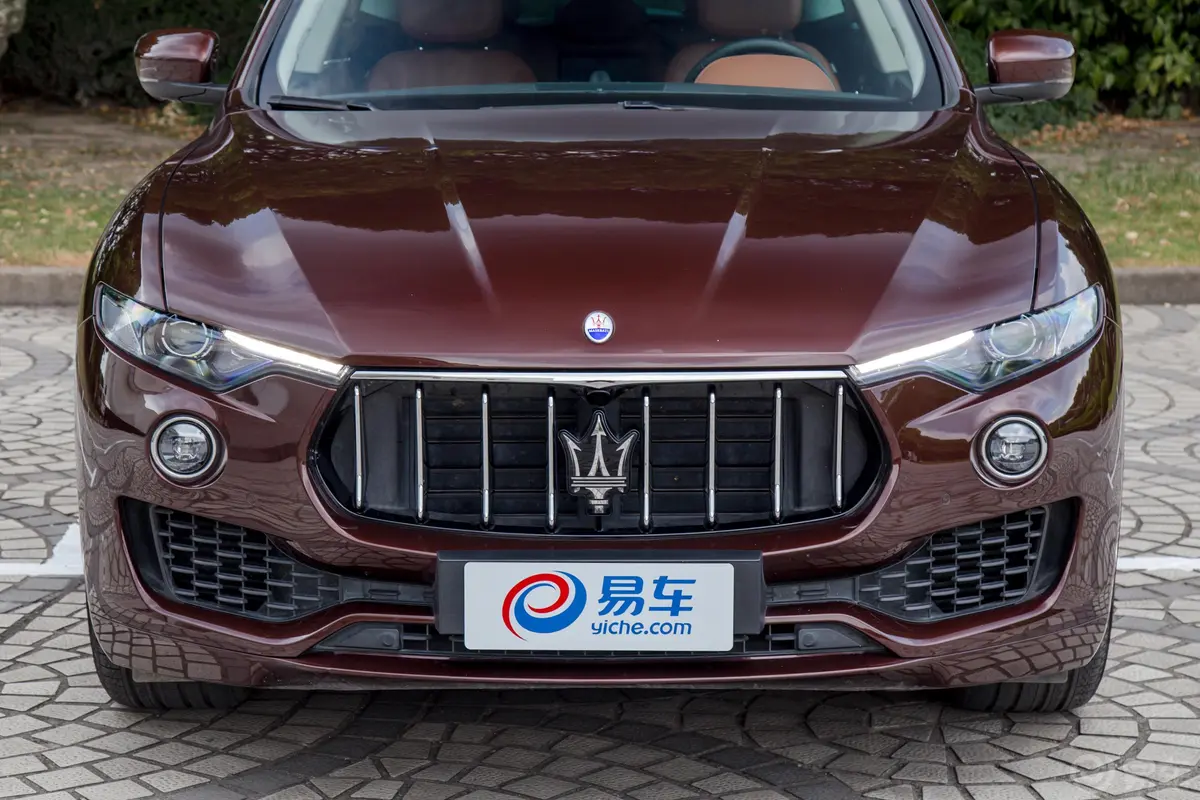 Levante3.0T 标准版外观