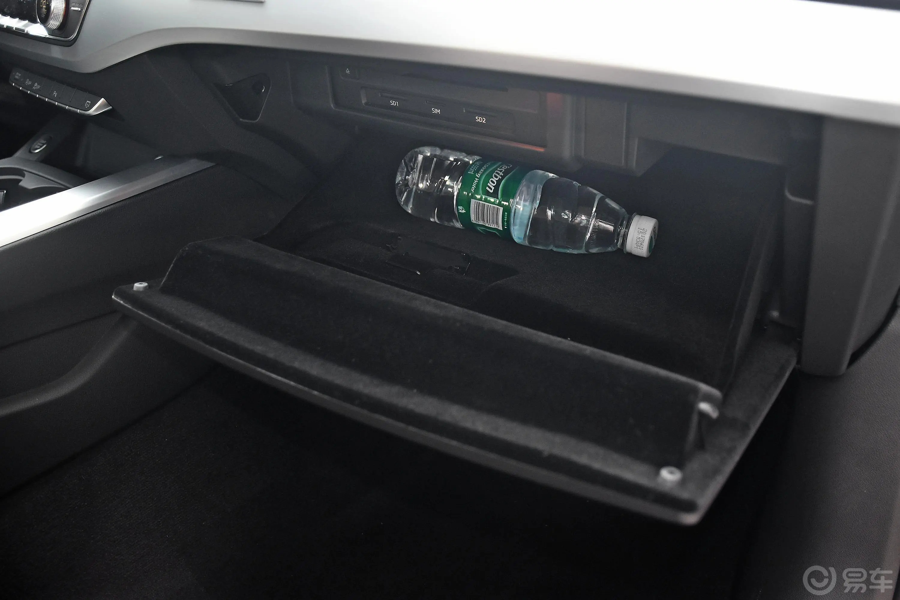 奥迪A4LPlus 45 TFSI quattro 运动版手套箱空间水瓶横置