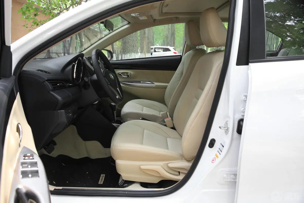 YARiS L 致享1.5GS CVT 锐动版 国Ⅴ驾驶员座椅