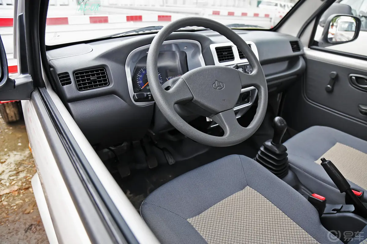 新豹MINI1.3L 汽油DK12单排3050货箱双后轮 国V 厢式车驾驶位区域