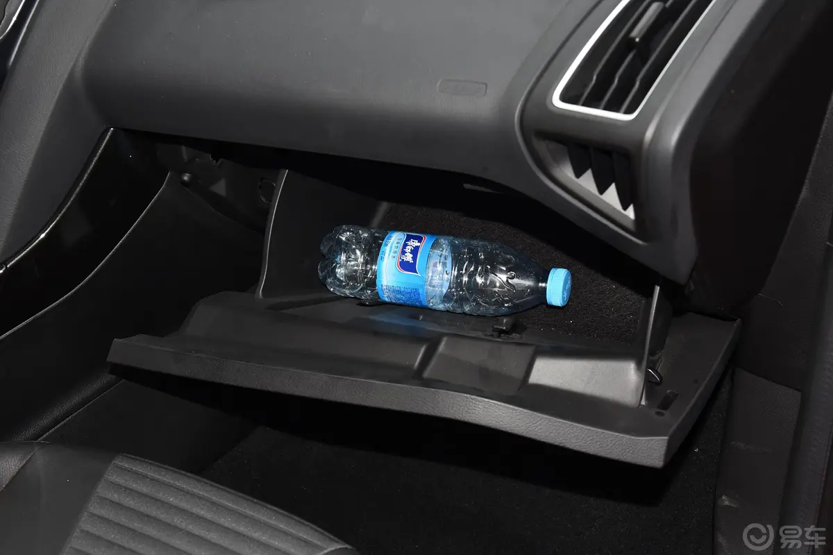 福克斯三厢 Ecoboost125 手动 超能风尚型智行版手套箱空间水瓶横置