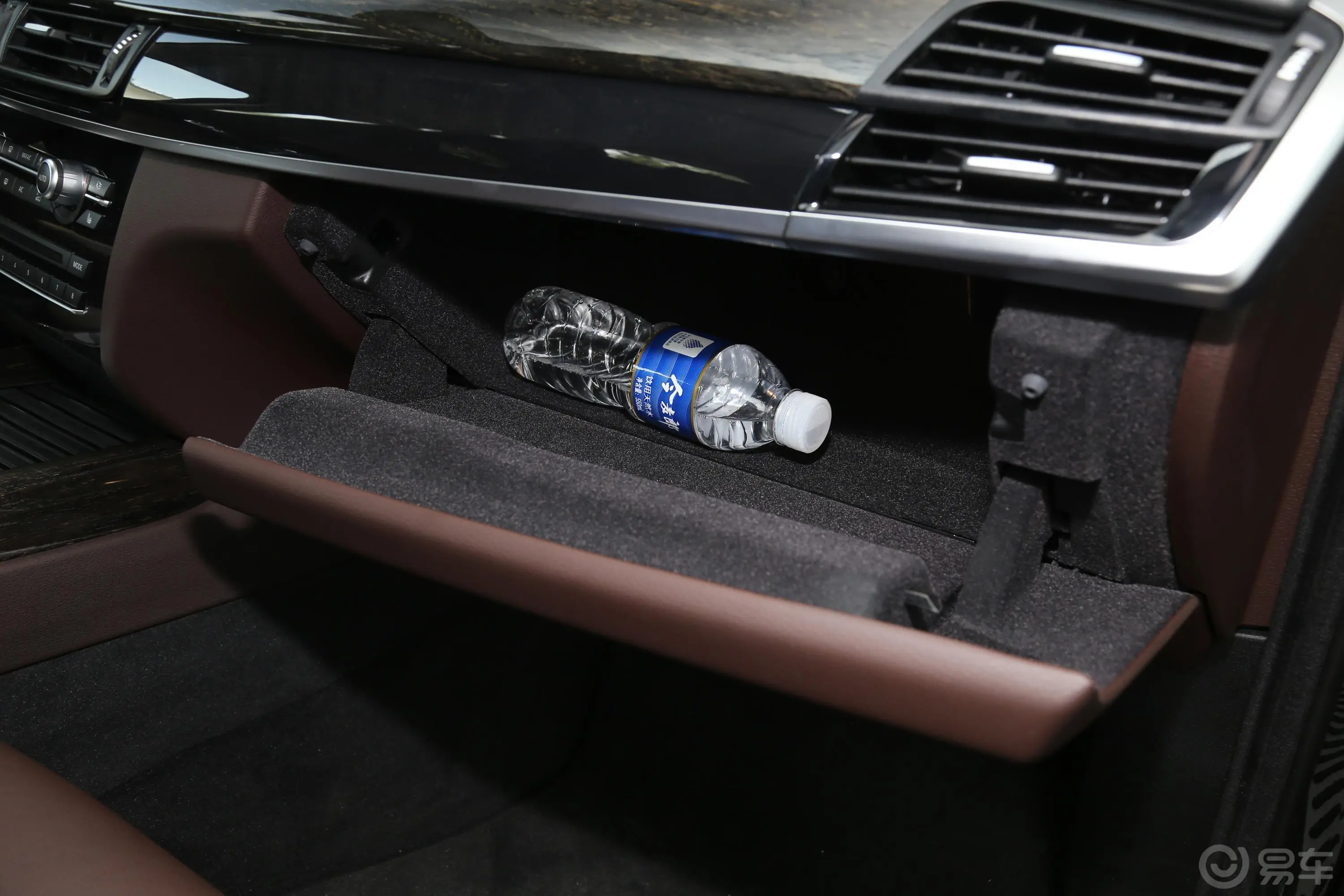 宝马X5 插电混动(进口)xDrive40e手套箱空间水瓶横置