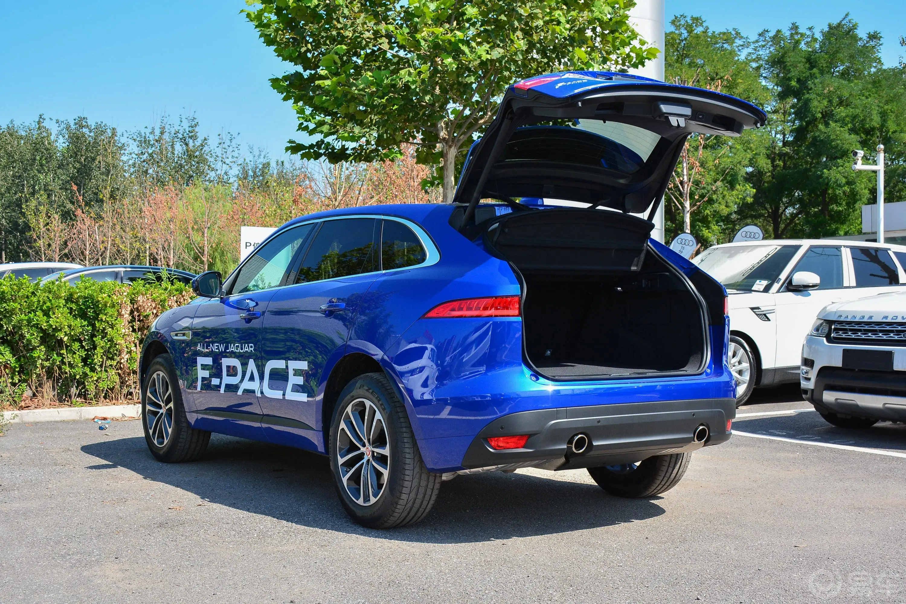 捷豹F-PACE3.0T 四驱 R-SPORT 运动版后备厢开启45度侧拍