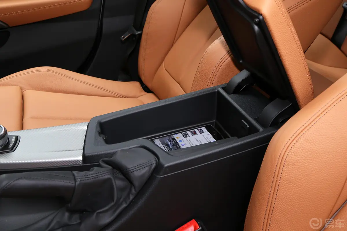 宝马4系四门轿跑 440i xDrive M运动套装前排扶手箱储物格