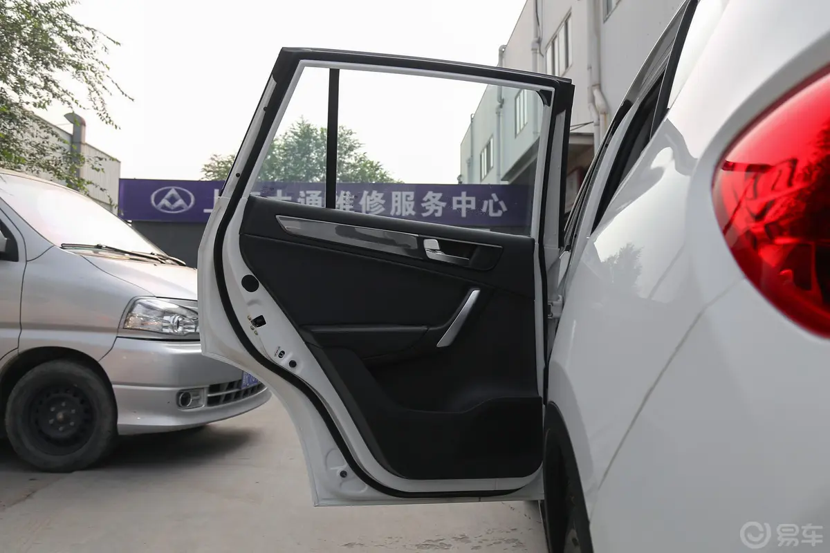 中华V51.5T 手动 两驱 运动版驾驶员侧后车门