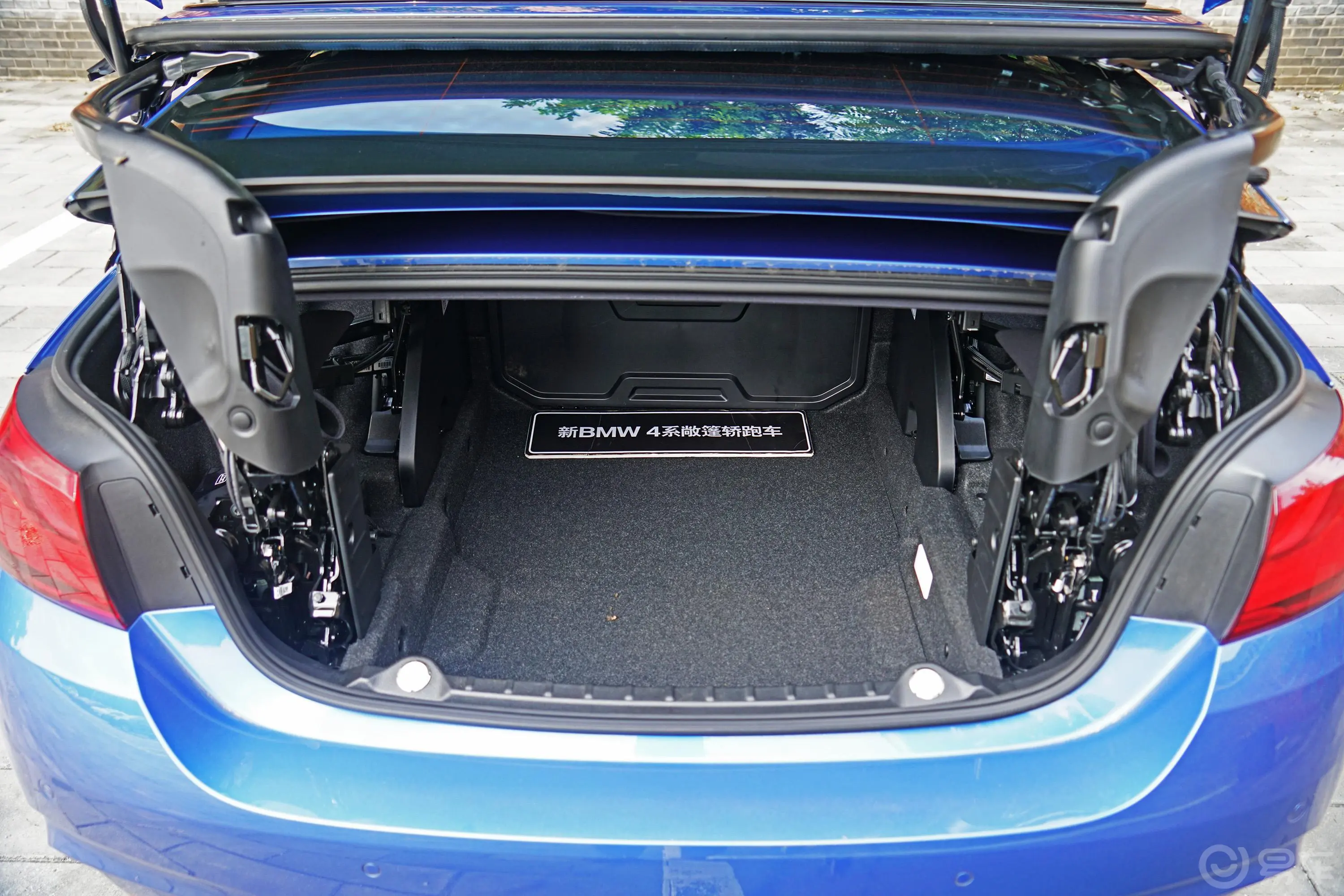 宝马4系敞篷轿跑 430i M运动套装后备厢空间特写