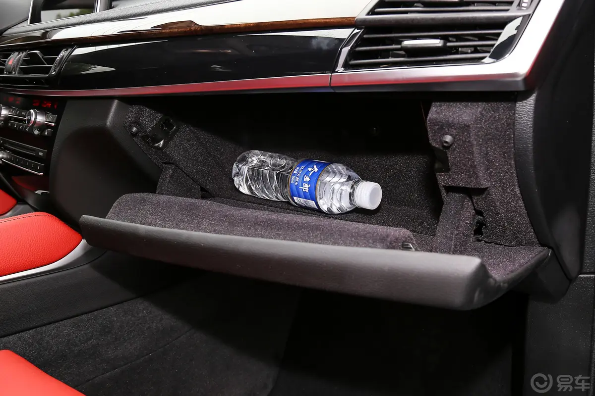 宝马X6xDrive28i手套箱空间水瓶横置