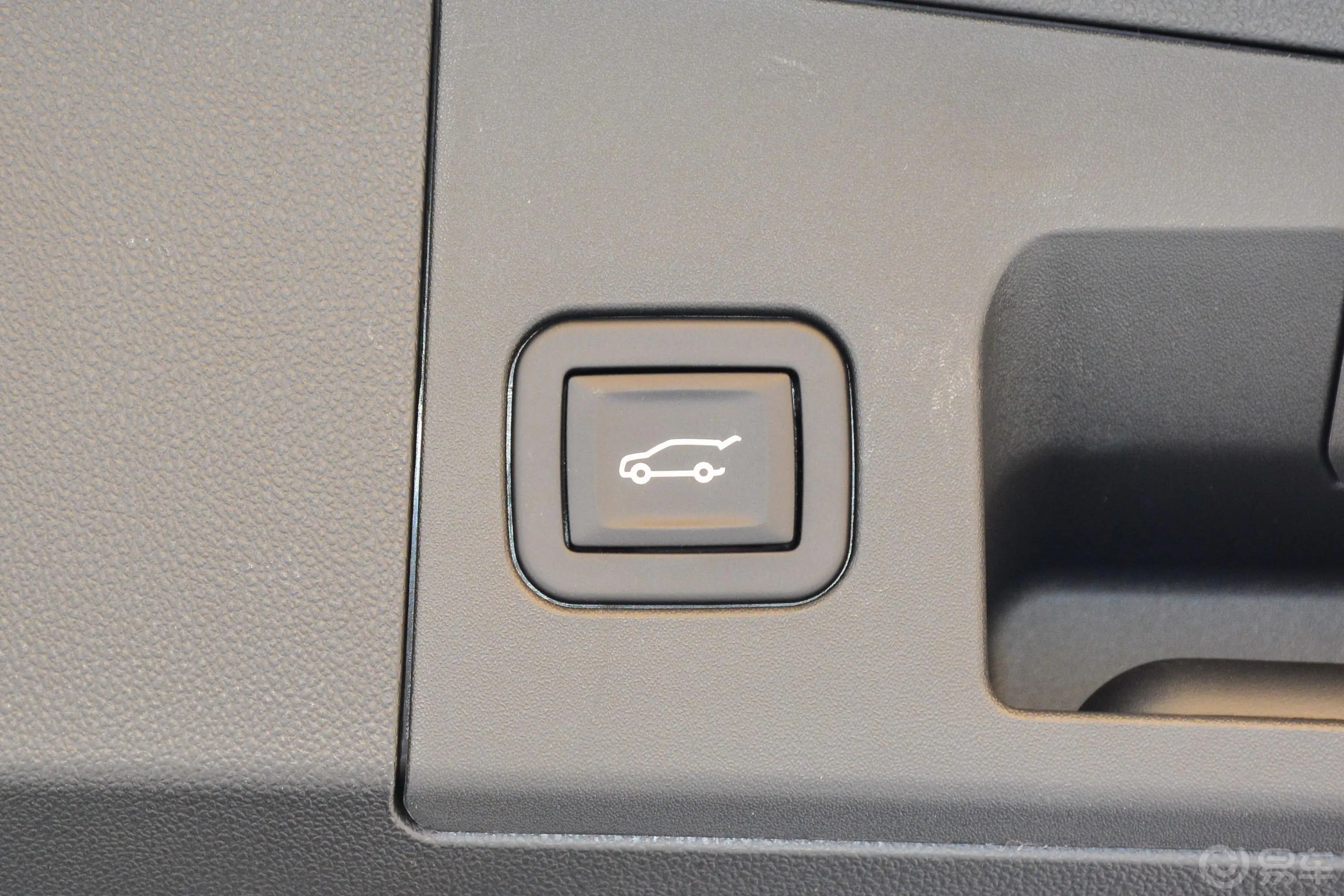 凯迪拉克XT525T 两驱 豪华型电动尾门按键（手动扶手）