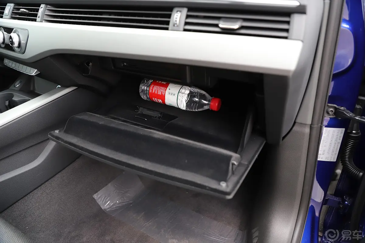 奥迪A4LPlus 40 TFSI 进取版手套箱空间水瓶横置
