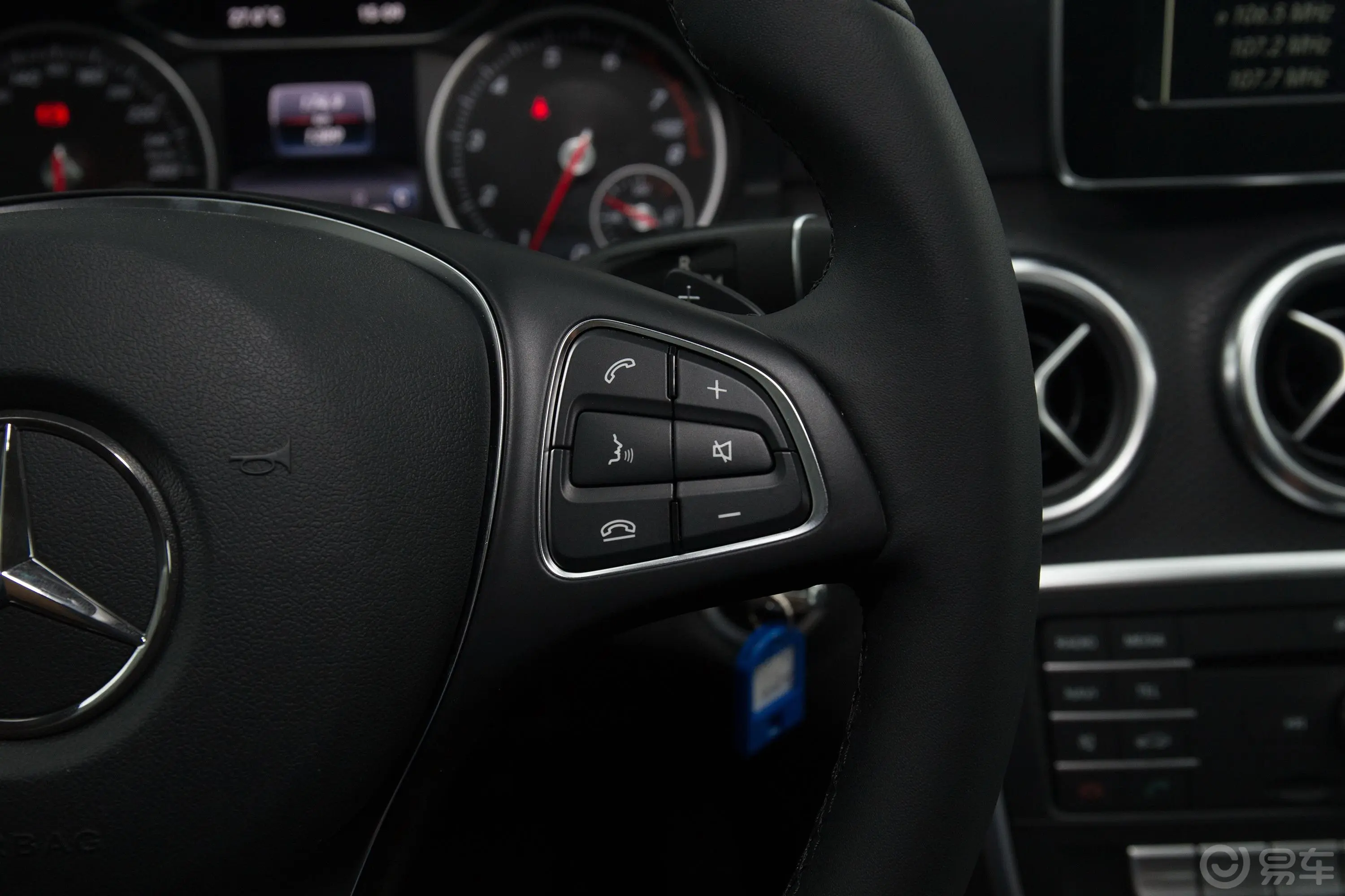 奔驰A级(进口)改款 A 200 动感版右侧方向盘功能按键