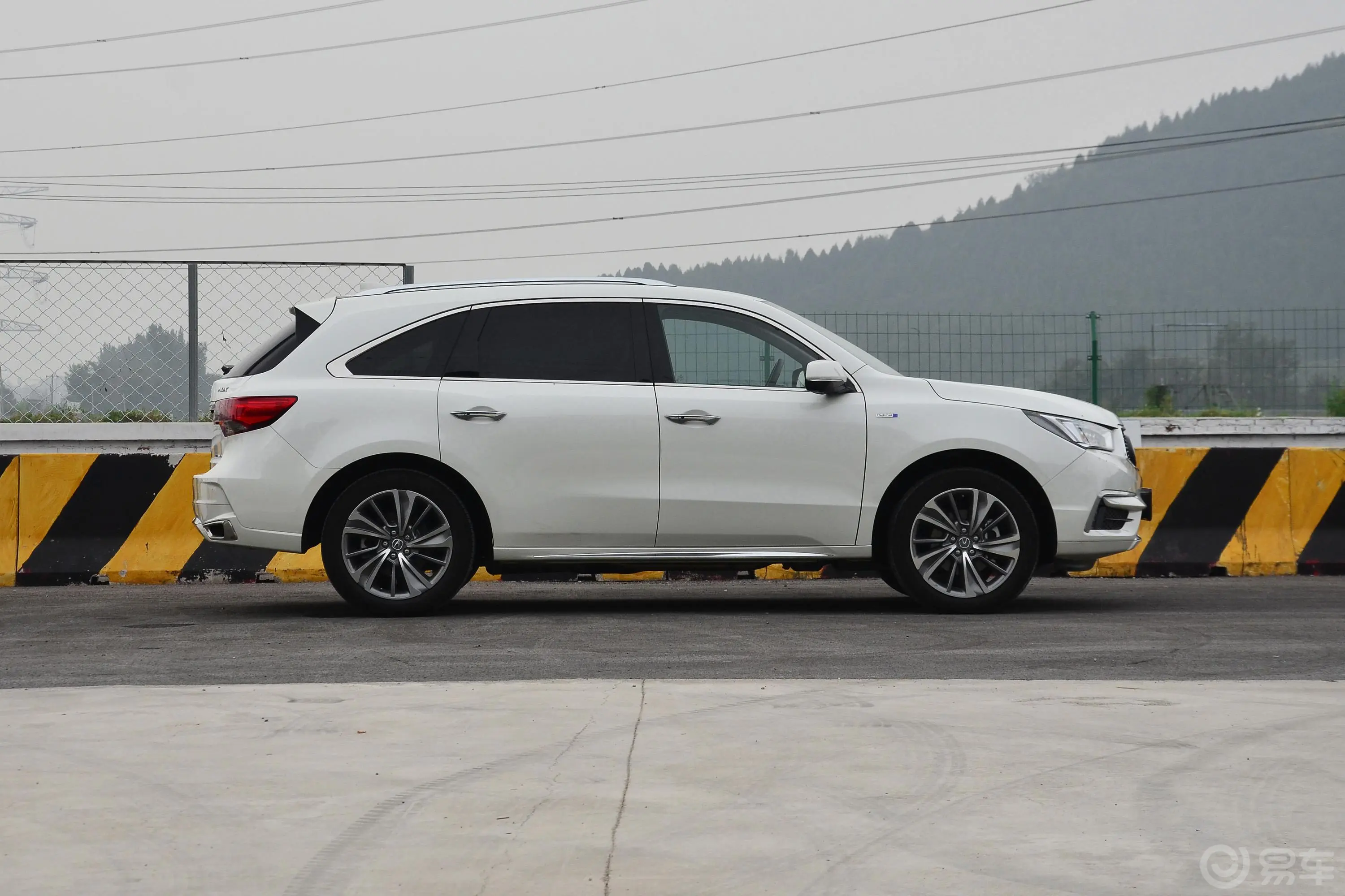 讴歌MDX3.0L 双离合 尊驭版外观