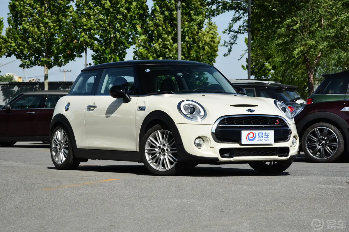 MINI2.0T COOPER S 手自一体 三门版侧前45度车头向右水平